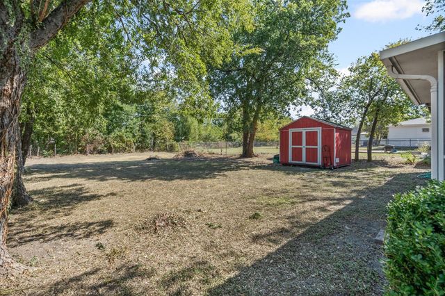 321 Meadow Park Drive, White Settlement, TX 76108