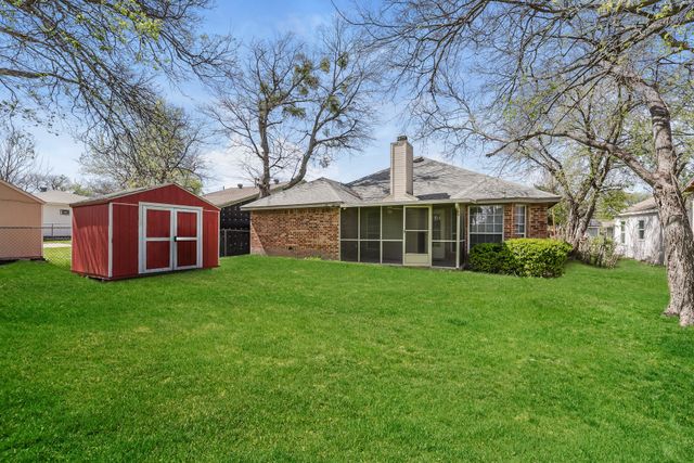 321 Meadow Park Drive, White Settlement, TX 76108