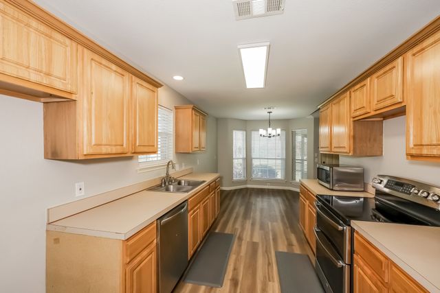 321 Meadow Park Drive, White Settlement, TX 76108