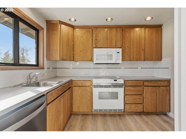 6830 GLEN ECHO Ave, Gladstone, OR 97027