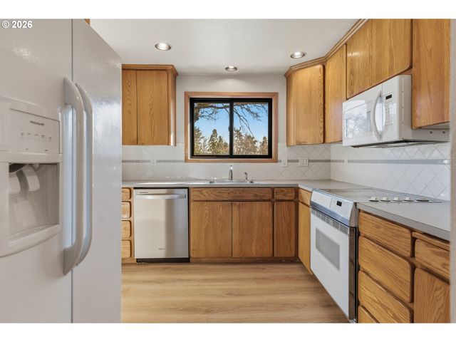 6830 GLEN ECHO Ave, Gladstone, OR 97027