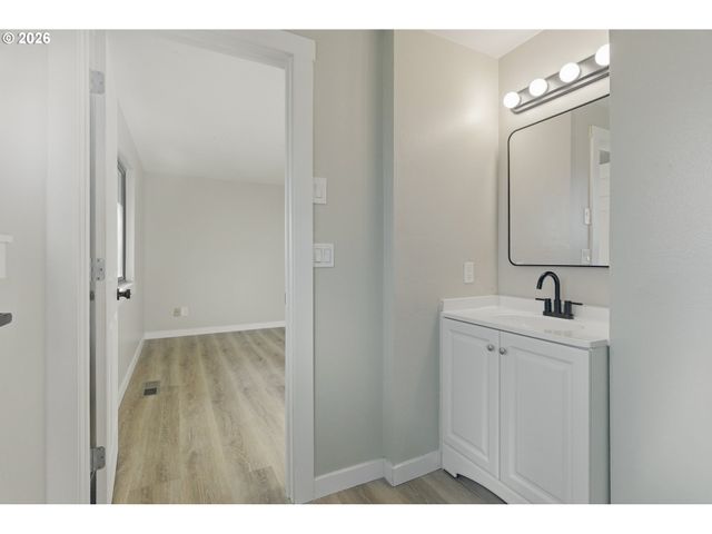 6830 GLEN ECHO Ave, Gladstone, OR 97027