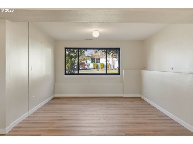 6830 GLEN ECHO Ave, Gladstone, OR 97027