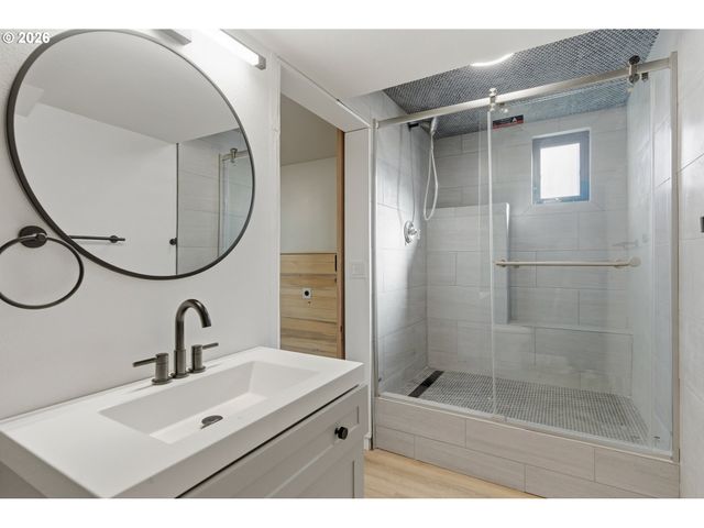 6830 GLEN ECHO Ave, Gladstone, OR 97027