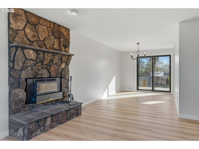 6830 GLEN ECHO Ave, Gladstone, OR 97027