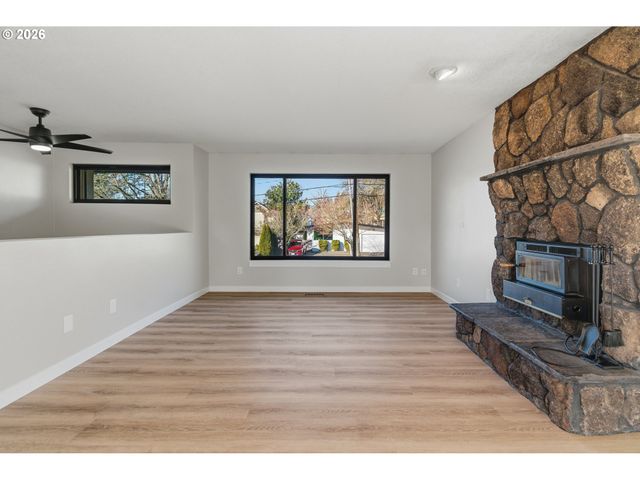 6830 GLEN ECHO Ave, Gladstone, OR 97027