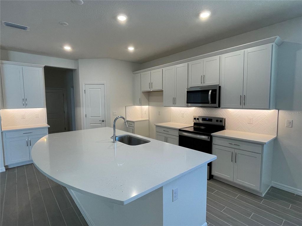 Image 11 of property listing at 17441 VALLEYWOOD PARKWAY, Land O Lakes, FL 34638