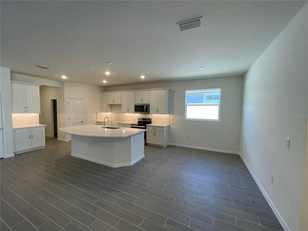 Image 13 of property listing at 17441 VALLEYWOOD PARKWAY, Land O Lakes, FL 34638