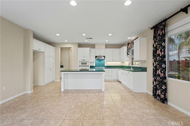 8494 Maruyama, Hemet, CA 92545