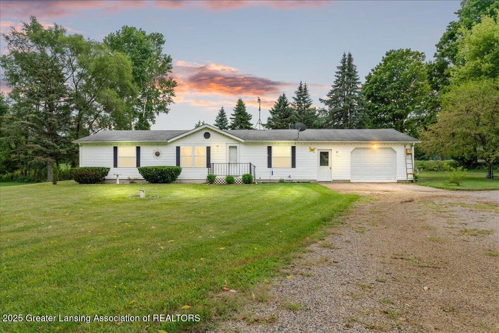 1020 E Nye Highway, Charlotte, MI 48813