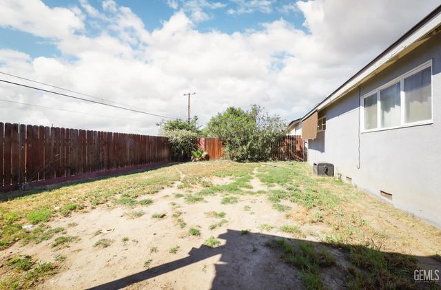 2800 N Pomona Street, Bakersfield, CA 93305