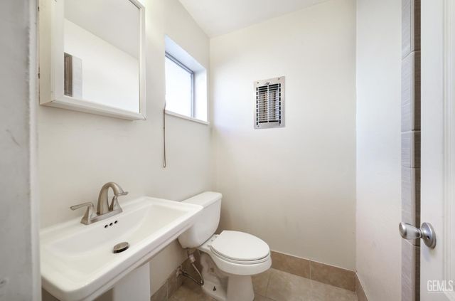 2800 N Pomona Street, Bakersfield, CA 93305