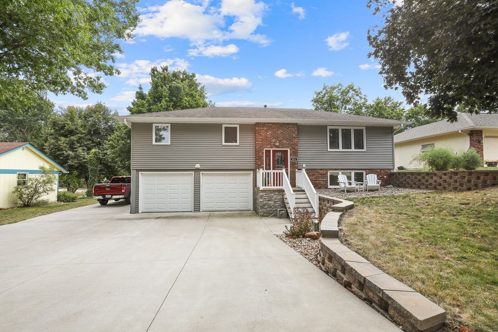 921 Brentwood Drive, Pella, IA 50219