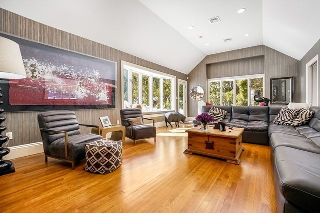 10 Hallwood Rd, Brookline, MA 02467