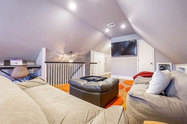 10 Hallwood Rd, Brookline, MA 02467