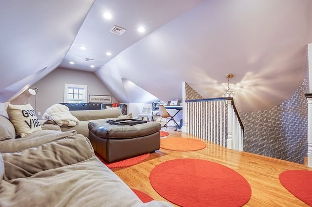 10 Hallwood Rd, Brookline, MA 02467