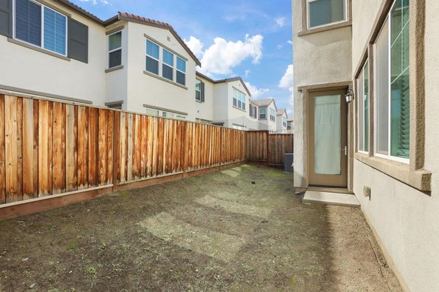 98 E Calder Dr, Mountain House, CA 95391