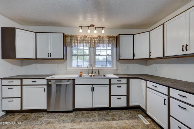 421 E 14th Street, Carthage, MO 64836