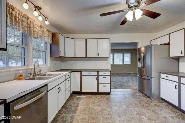 421 E 14th Street, Carthage, MO 64836