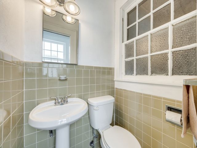 701 Market Street E, Honey Grove, TX 75446