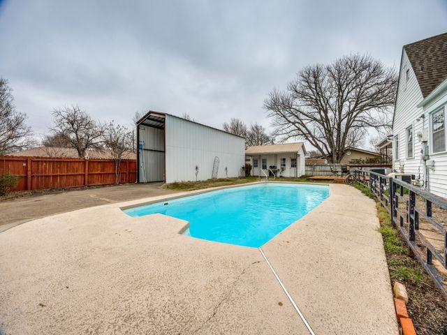 701 Market Street E, Honey Grove, TX 75446