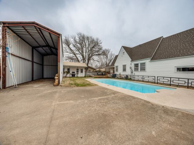 701 Market Street E, Honey Grove, TX 75446