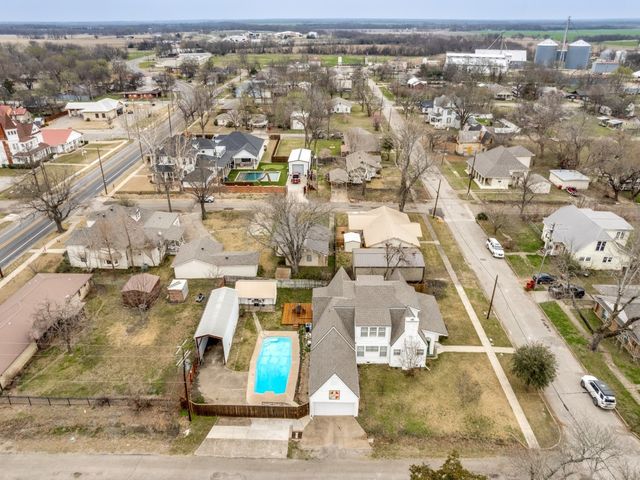 701 Market Street E, Honey Grove, TX 75446