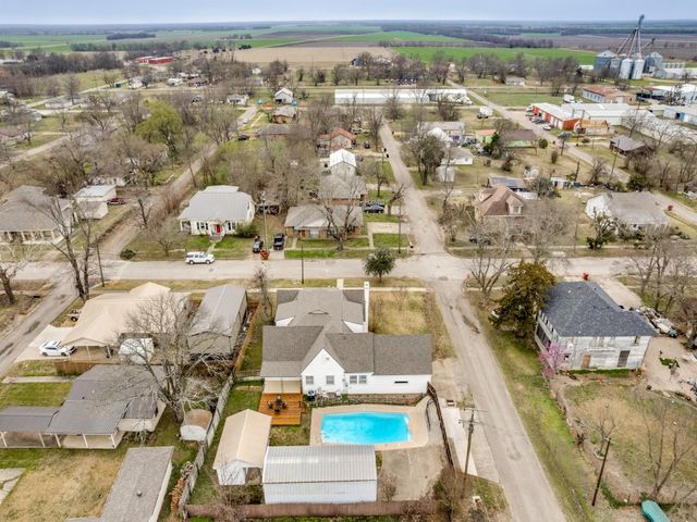 701 Market Street E, Honey Grove, TX 75446