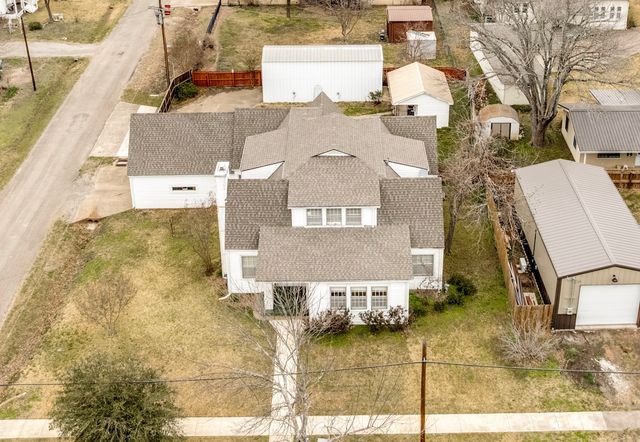 701 Market Street E, Honey Grove, TX 75446