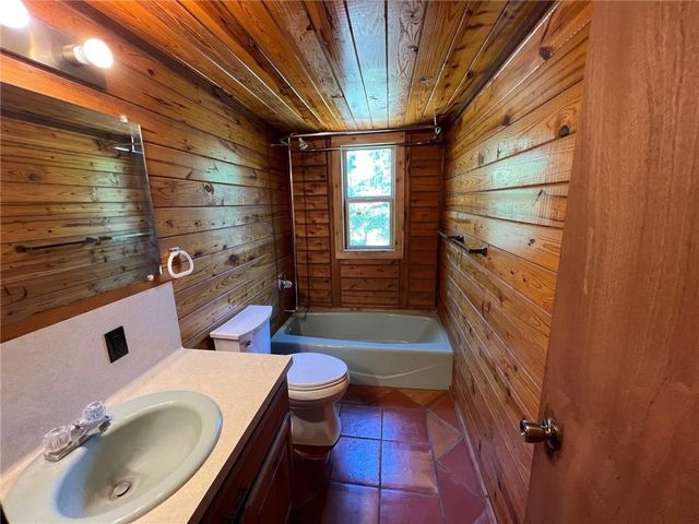 1215 Agarita DR, Fischer, TX 78623