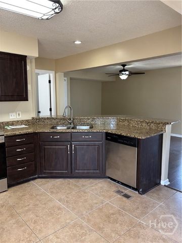 2 Oemler Court E, Savannah, GA 31410