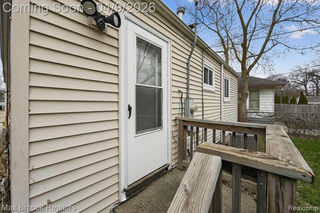 23448 Easterling Avenue, Hazel Park, MI 48030