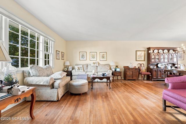 3 Roslyn Drive, Oakhurst, NJ 07755