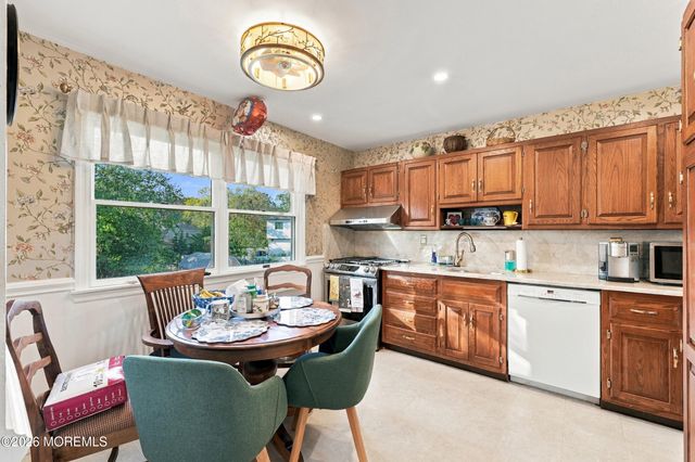 3 Roslyn Drive, Oakhurst, NJ 07755