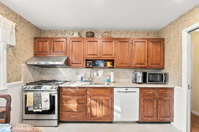 3 Roslyn Drive, Oakhurst, NJ 07755