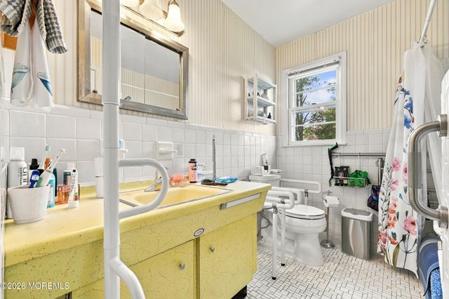 3 Roslyn Drive, Oakhurst, NJ 07755