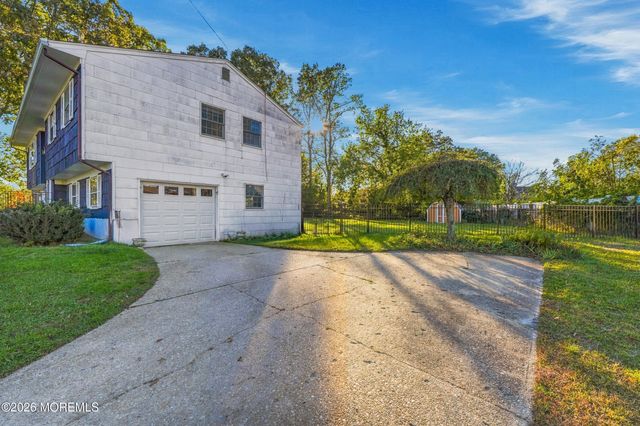 3 Roslyn Drive, Oakhurst, NJ 07755