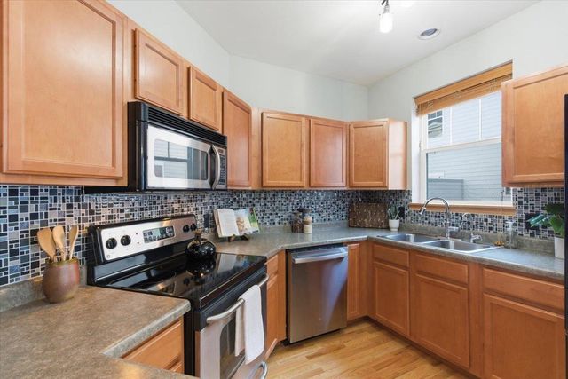 14 S Gardens Way, Fitchburg, WI 53711