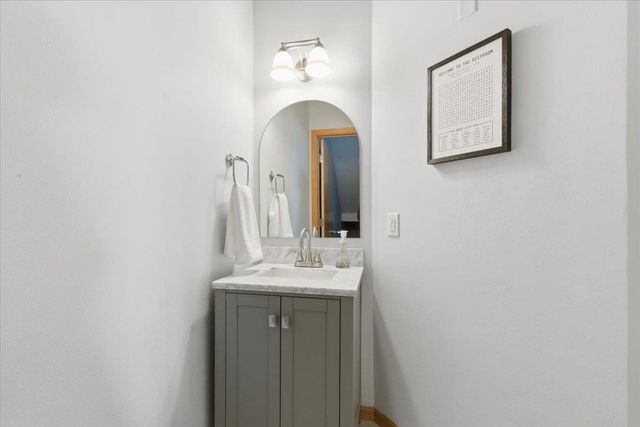 14 S Gardens Way, Fitchburg, WI 53711