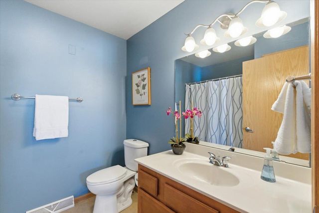 14 S Gardens Way, Fitchburg, WI 53711