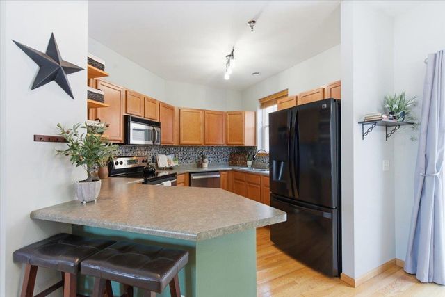 14 S Gardens Way, Fitchburg, WI 53711