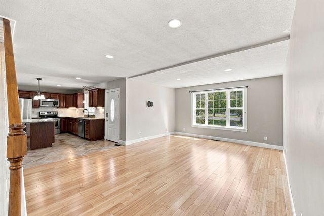 8 Caddyshack Dr, Chicopee, MA 01020