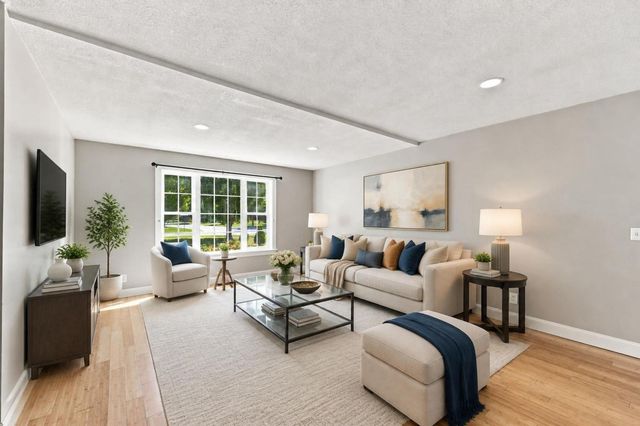 8 Caddyshack Dr, Chicopee, MA 01020