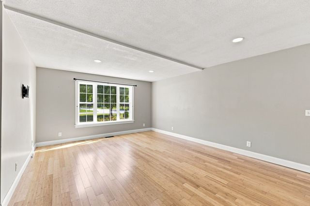 8 Caddyshack Dr, Chicopee, MA 01020
