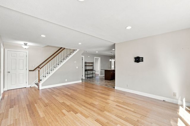 8 Caddyshack Dr, Chicopee, MA 01020