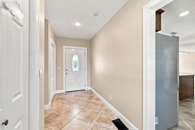 8 Caddyshack Dr, Chicopee, MA 01020