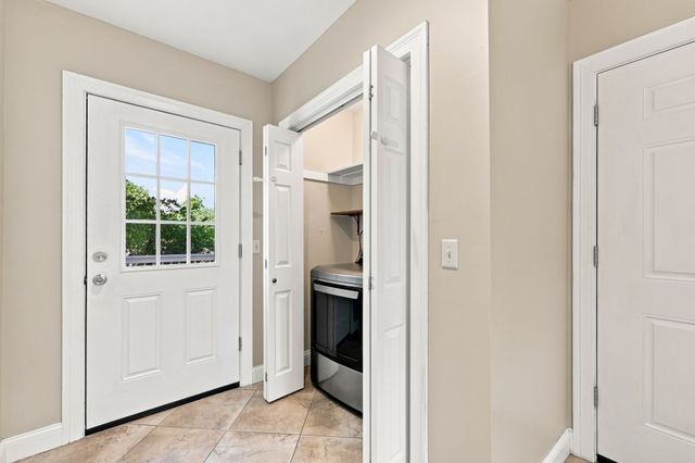 8 Caddyshack Dr, Chicopee, MA 01020