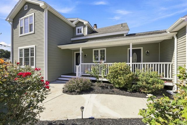 8 Caddyshack Dr, Chicopee, MA 01020