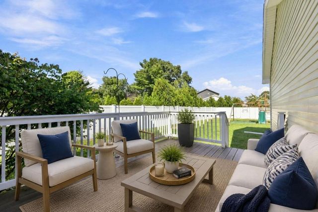 8 Caddyshack Dr, Chicopee, MA 01020