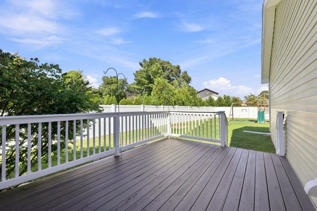 8 Caddyshack Dr, Chicopee, MA 01020